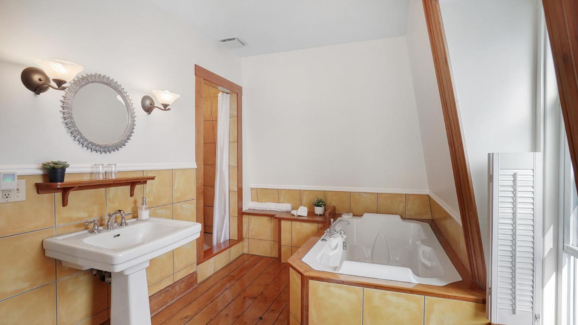 Sail Inn Lunenburg