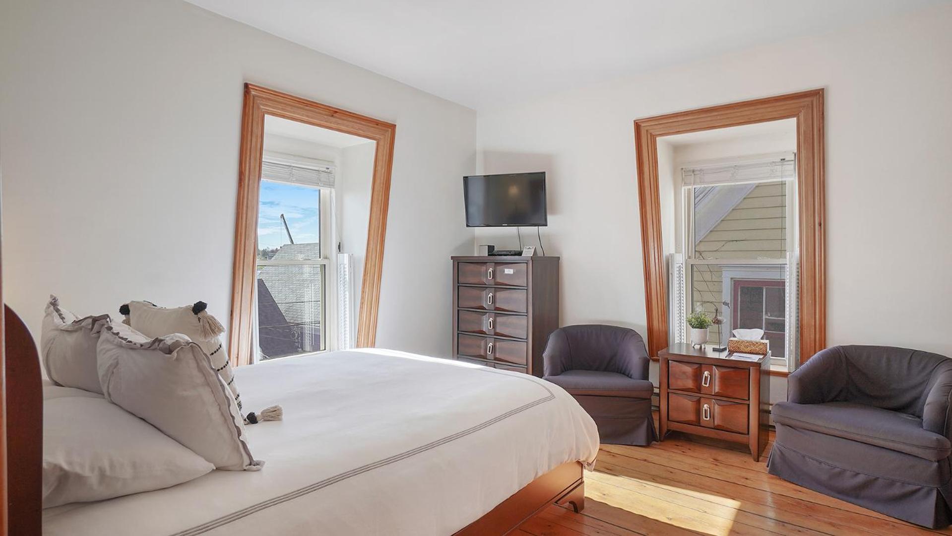 Sail Inn Lunenburg