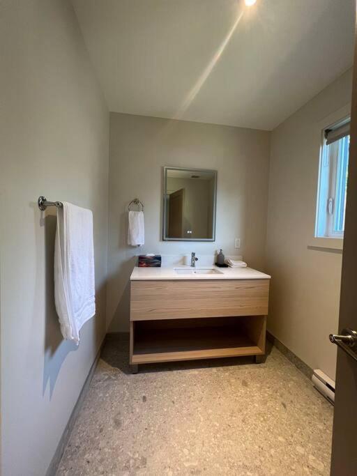 Modern 3-en-suite Bedroom Townhouse with 1 Sofa Bed and Terrace in Mont-Tremblant