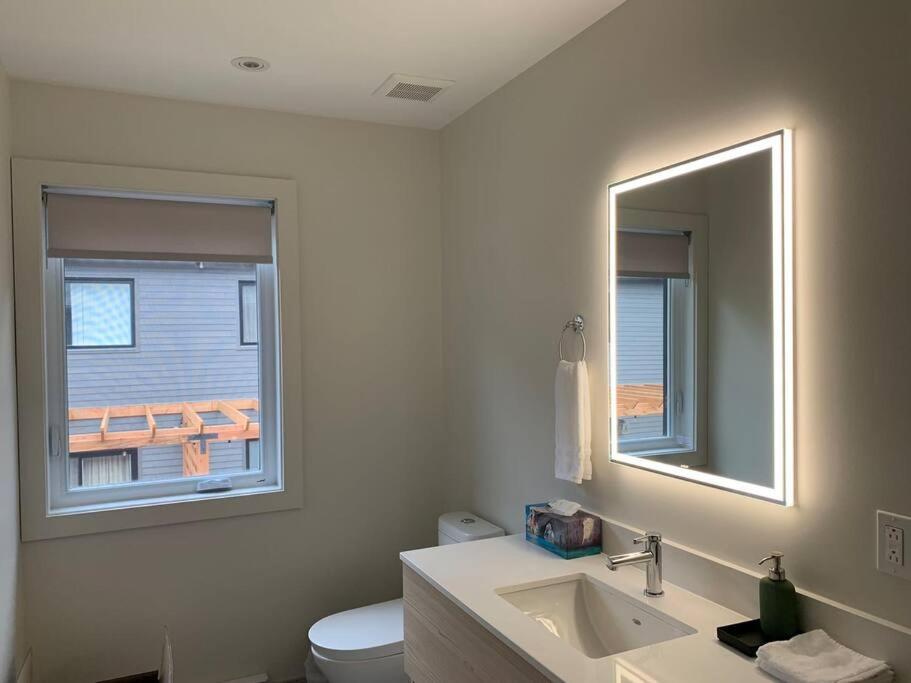 Modern 3-en-suite Bedroom Townhouse with 1 Sofa Bed and Terrace in Mont-Tremblant