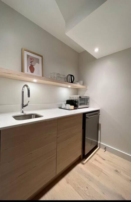 Modern 3-en-suite Bedroom Townhouse with 1 Sofa Bed and Terrace in Mont-Tremblant