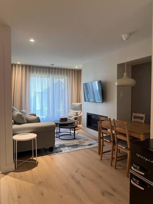 Modern 3-en-suite Bedroom Townhouse with 1 Sofa Bed and Terrace in Mont-Tremblant