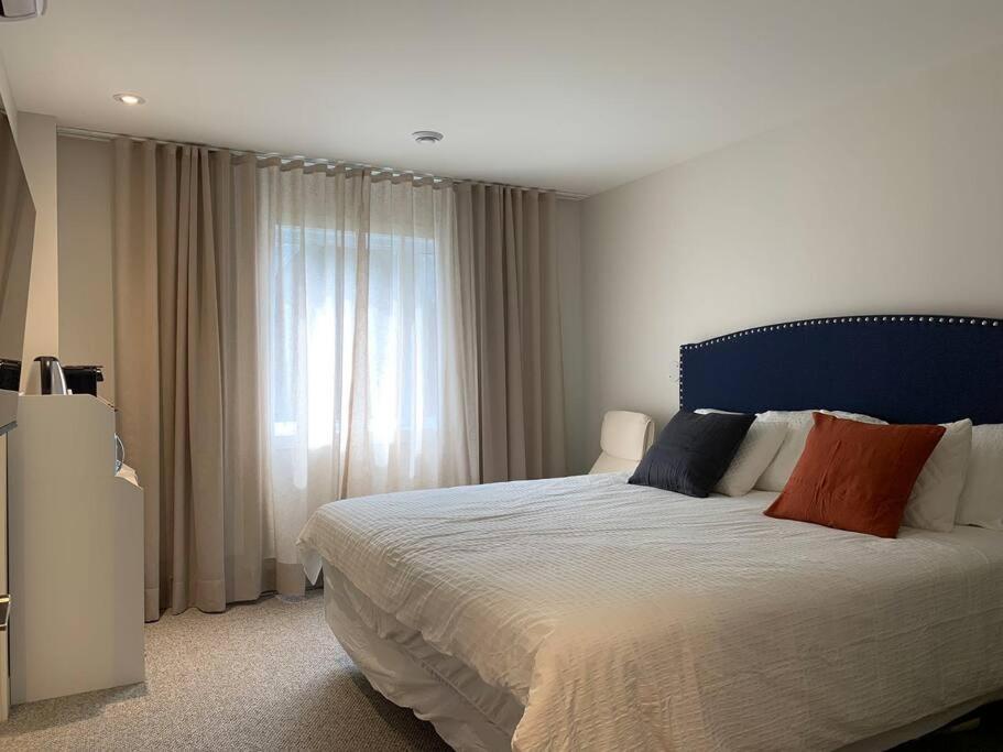 Modern 3-en-suite Bedroom Townhouse with 1 Sofa Bed and Terrace in Mont-Tremblant