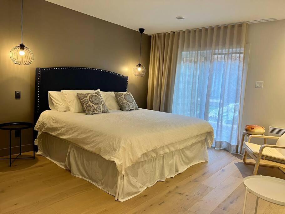 Modern 3-en-suite Bedroom Townhouse with 1 Sofa Bed and Terrace in Mont-Tremblant