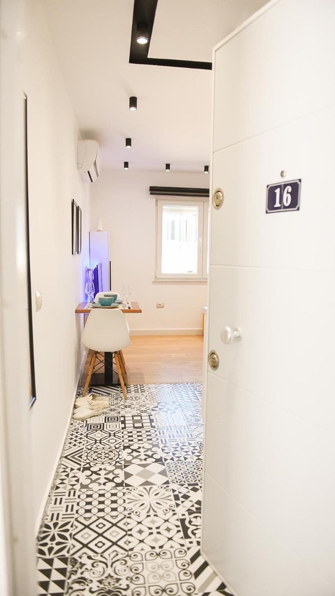 Matisse No9 - One Bedroom City Center Apartment