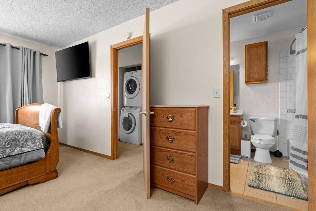Alaskan WolfDen Close to airport centrally located view 5