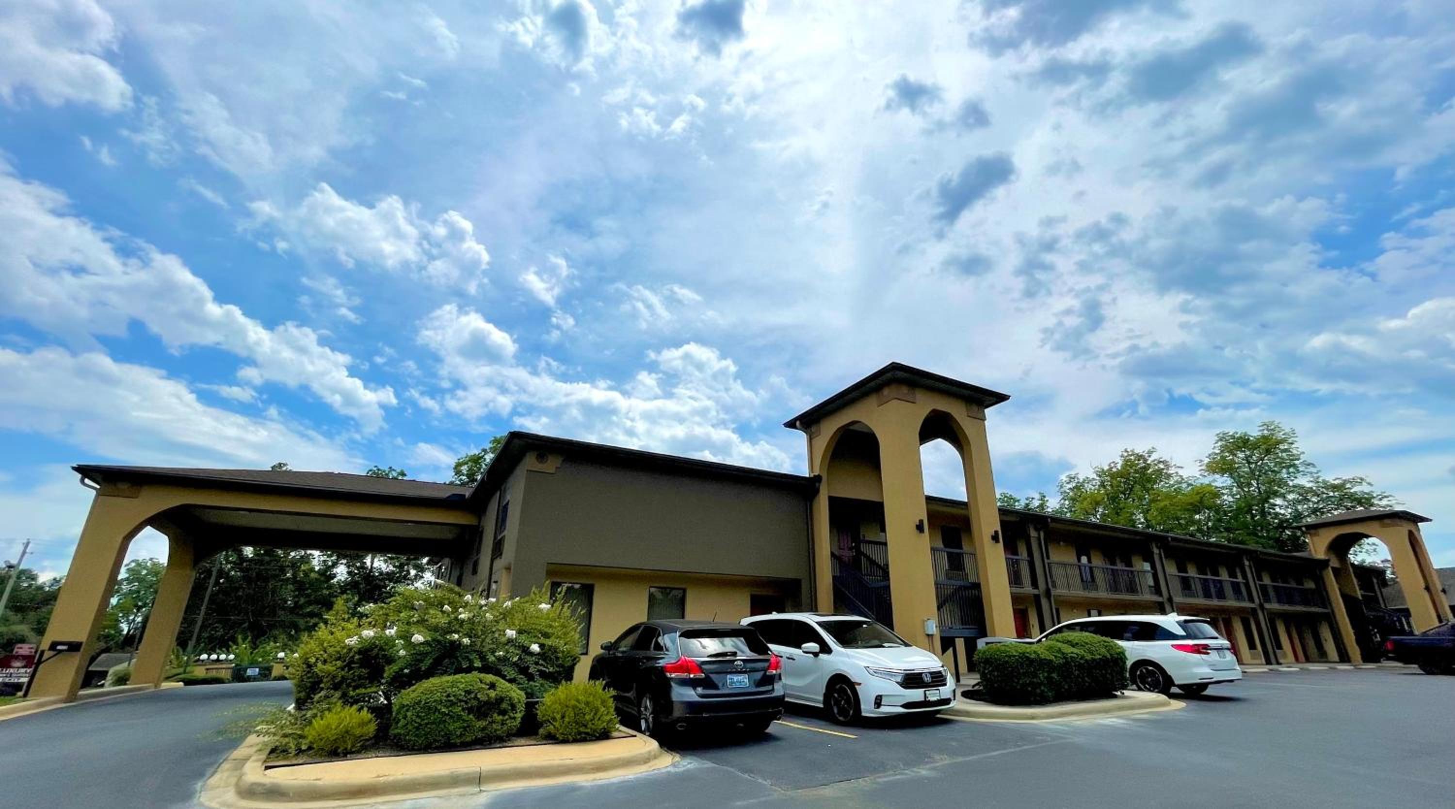 Selma Vacations - Luxury Inn  Suites - Property Image 1