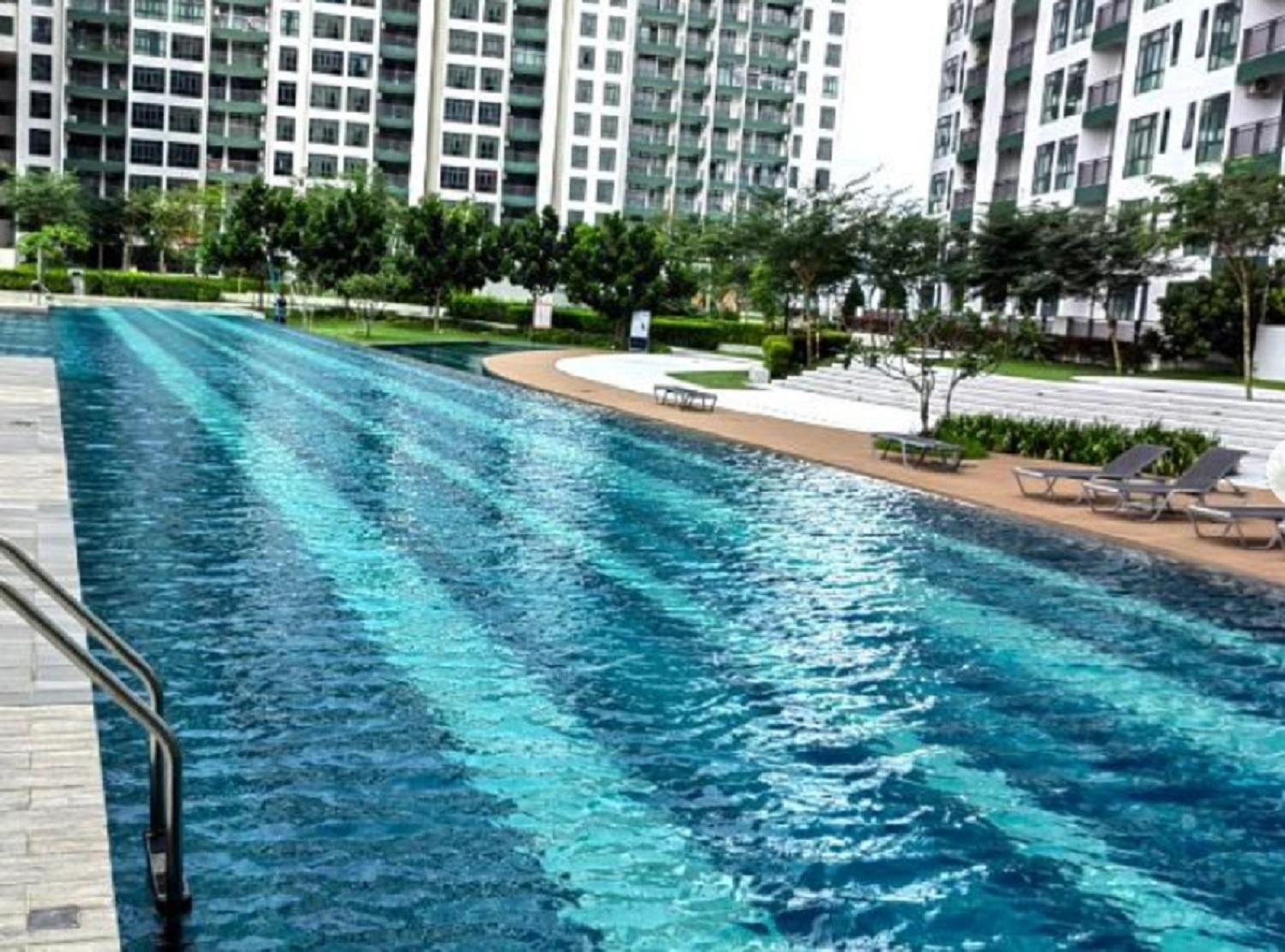 HomeNest JB City Poolview suite by Cozy Home