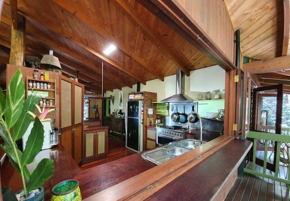 BUTTERFLY BEND - 3 Bedroom Daintree Beach House