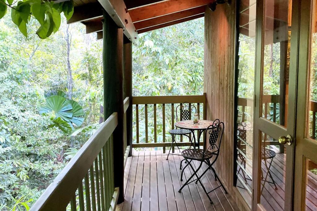 BUTTERFLY BEND - 3 Bedroom Daintree Beach House