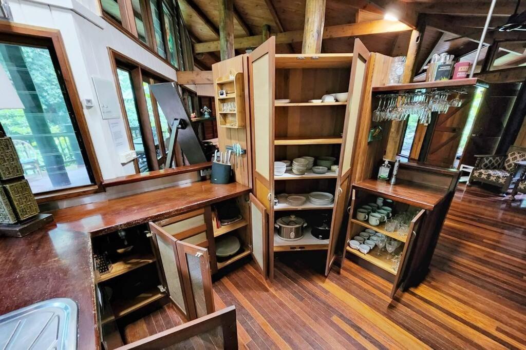 BUTTERFLY BEND - 3 Bedroom Daintree Beach House