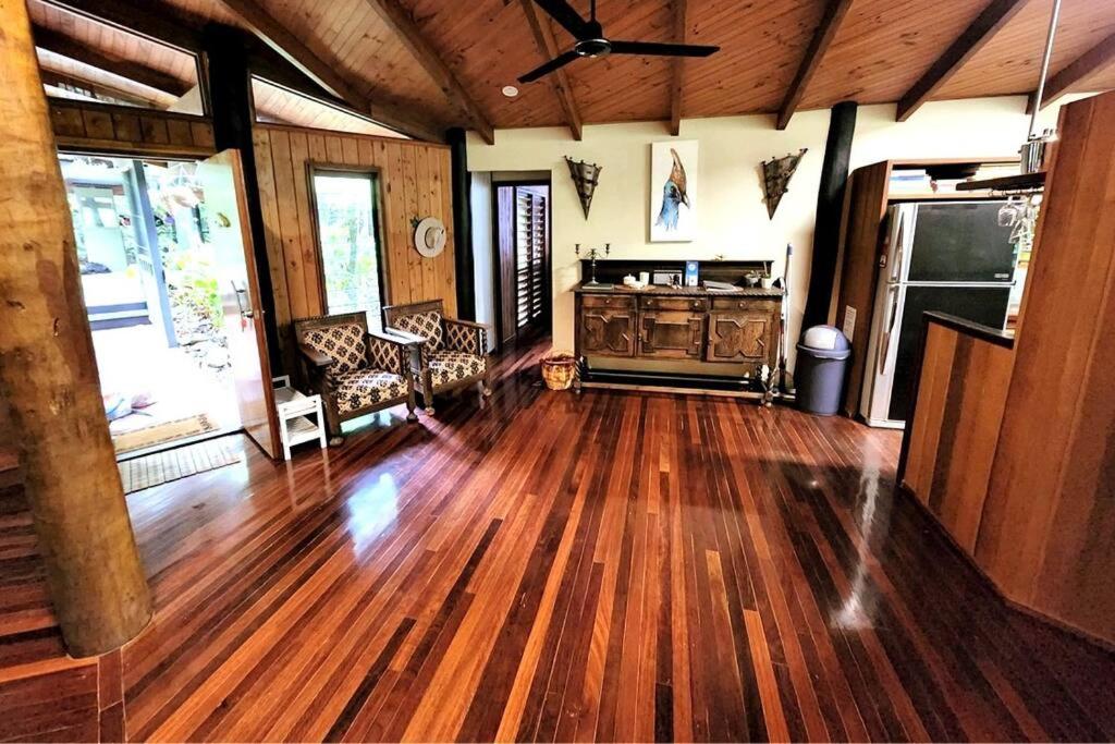 BUTTERFLY BEND - 3 Bedroom Daintree Beach House