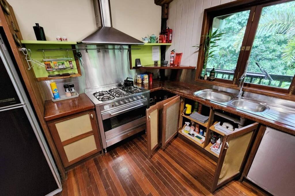 BUTTERFLY BEND - 3 Bedroom Daintree Beach House