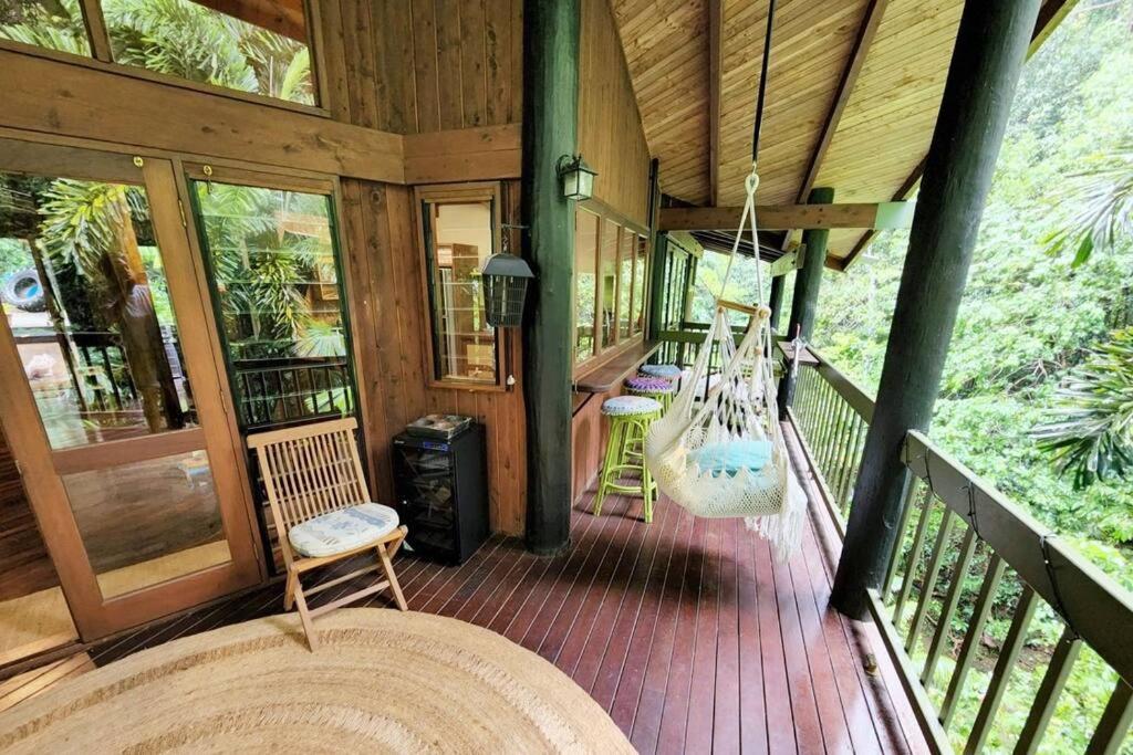 BUTTERFLY BEND - 3 Bedroom Daintree Beach House