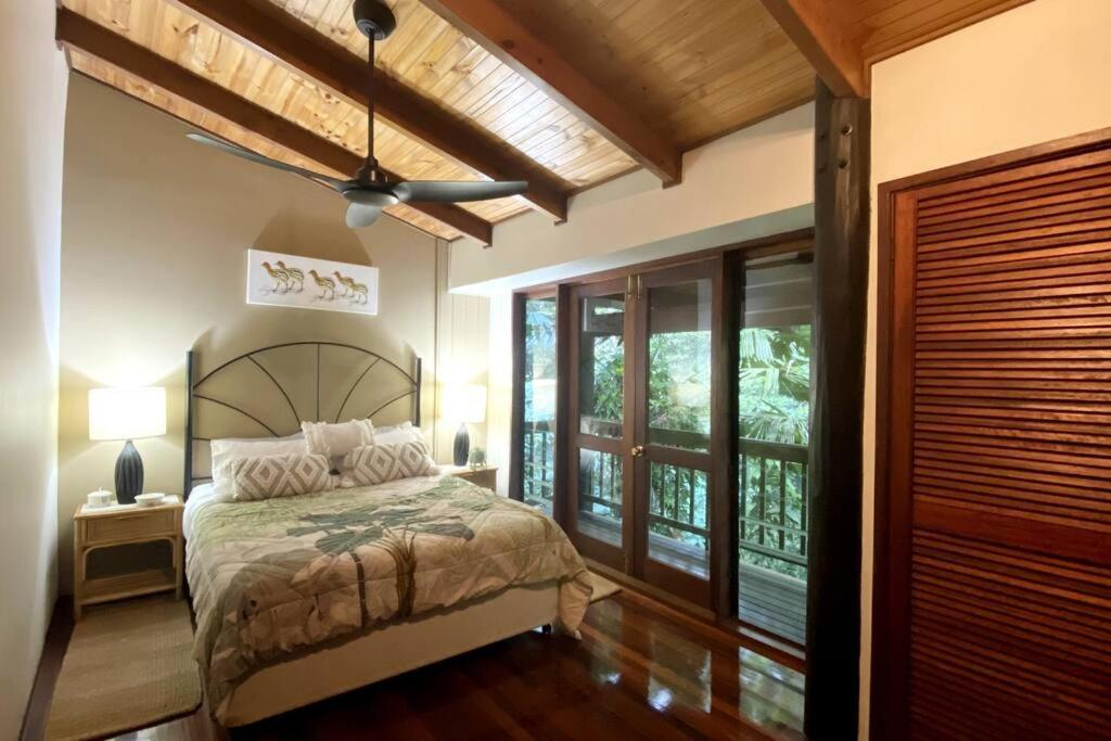 BUTTERFLY BEND - 3 Bedroom Daintree Beach House