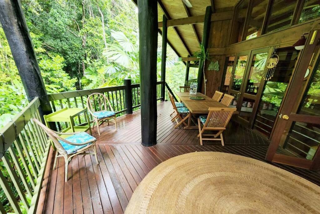 BUTTERFLY BEND - 3 Bedroom Daintree Beach House