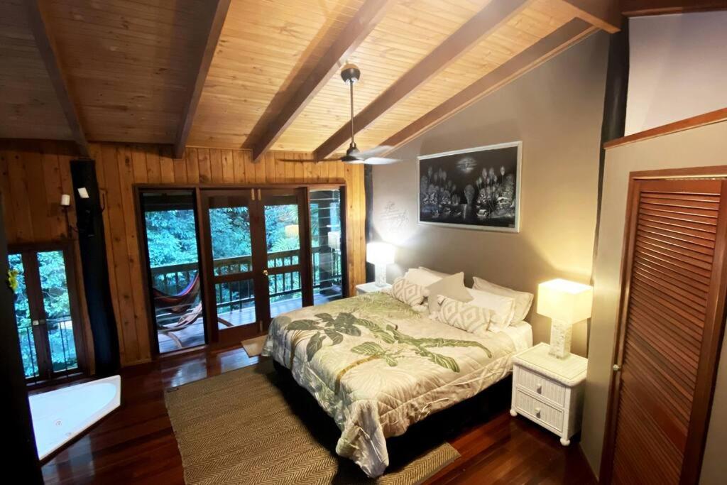 BUTTERFLY BEND - 3 Bedroom Daintree Beach House