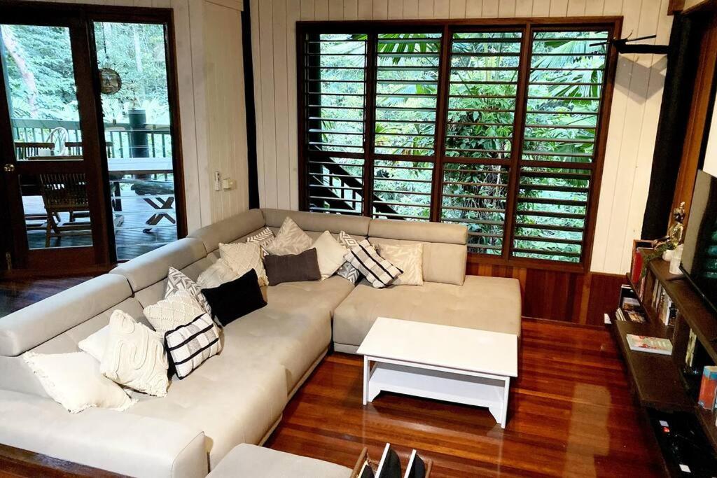 BUTTERFLY BEND - 3 Bedroom Daintree Beach House