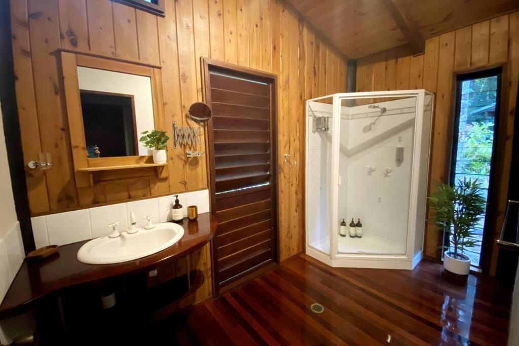 BUTTERFLY BEND - 3 Bedroom Daintree Beach House