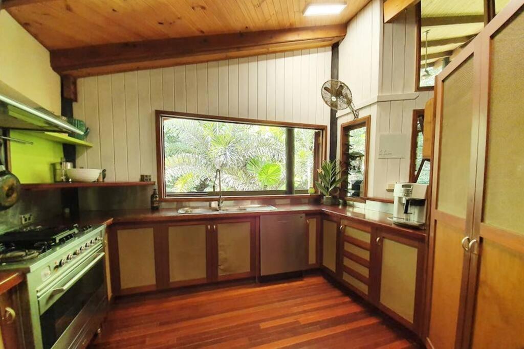 BUTTERFLY BEND - 3 Bedroom Daintree Beach House