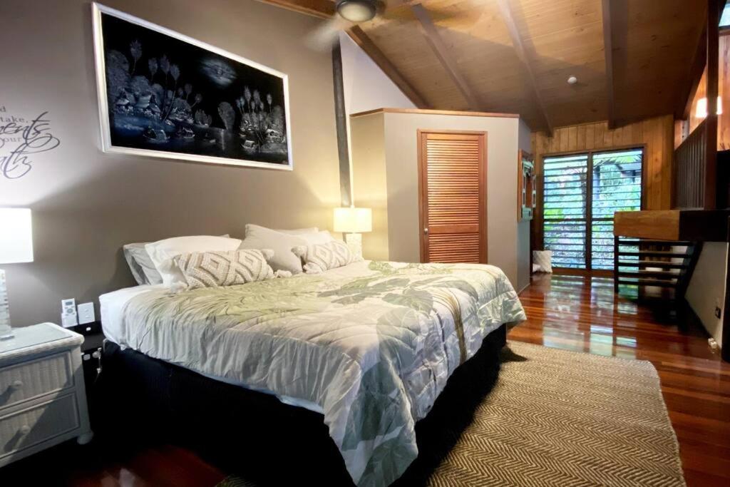 BUTTERFLY BEND - 3 Bedroom Daintree Beach House