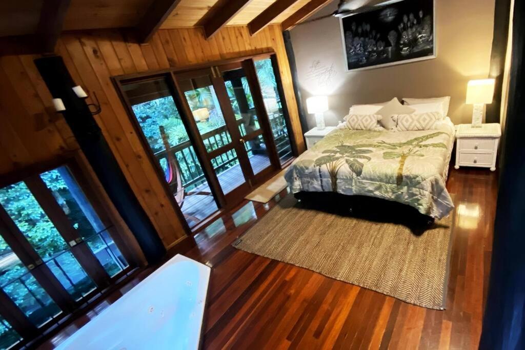 BUTTERFLY BEND - 3 Bedroom Daintree Beach House