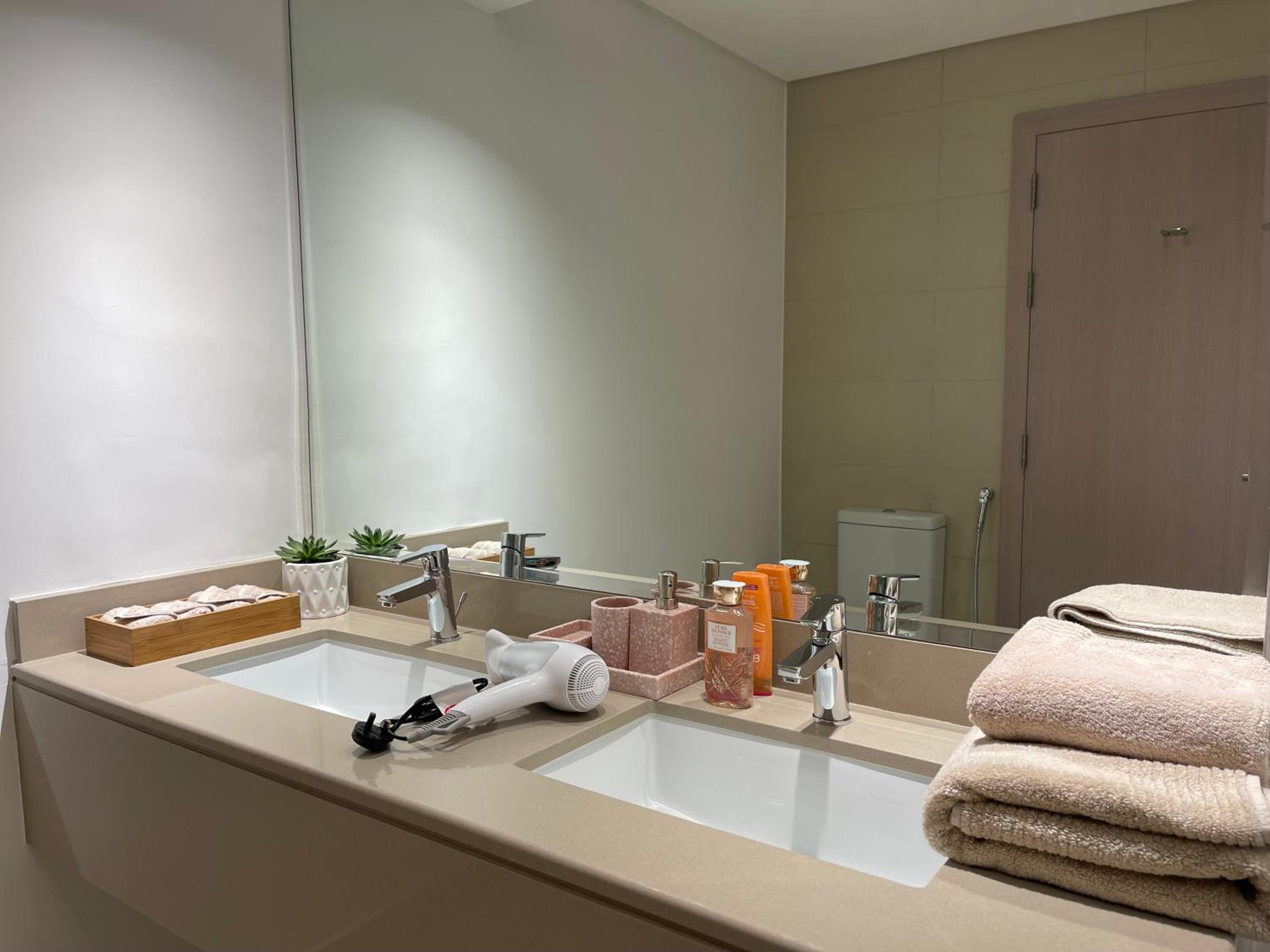 Yas Island - 2 Bedrooms, 2 toilet with shared Pool & Parking