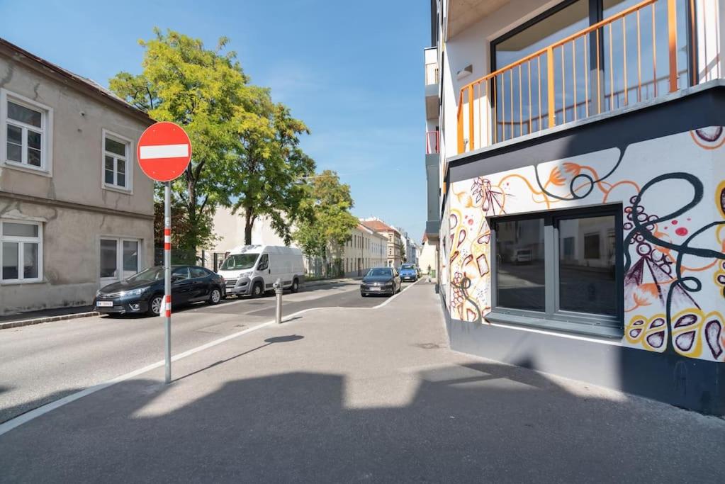 Neu und hell in zentraler Ruhelage mit Parkplatz