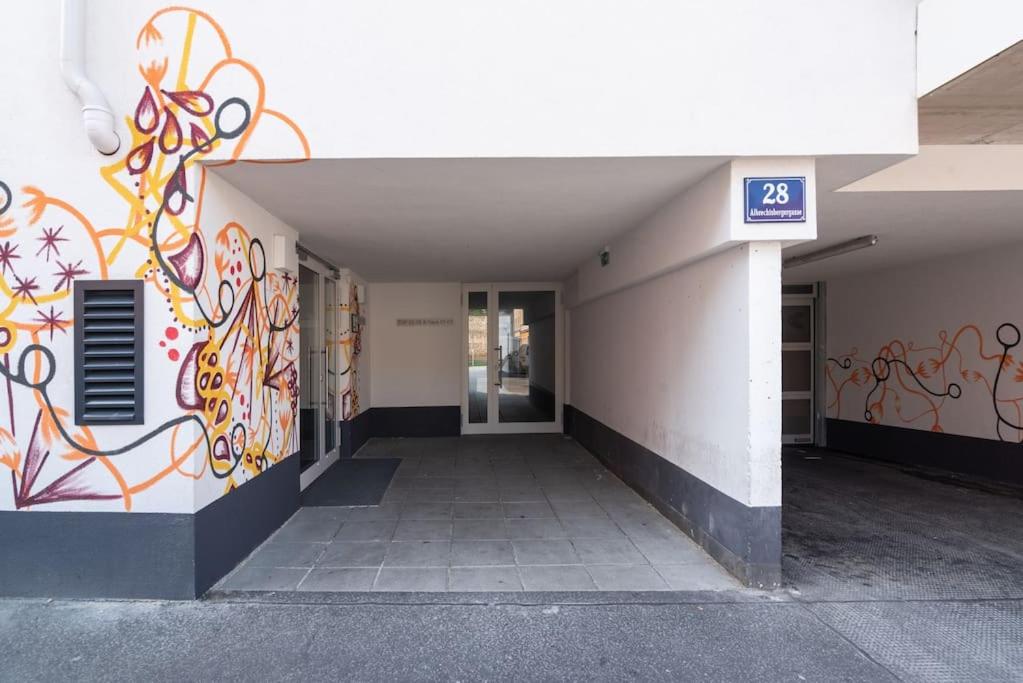 Neu und hell in zentraler Ruhelage mit Parkplatz