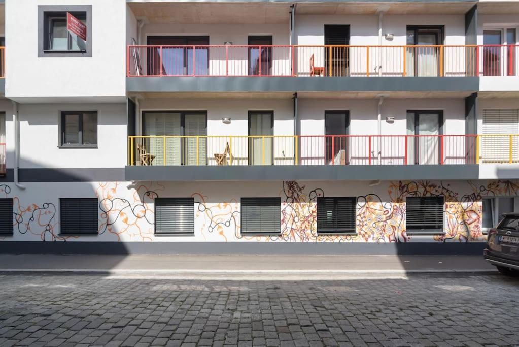Neu und hell in zentraler Ruhelage mit Parkplatz