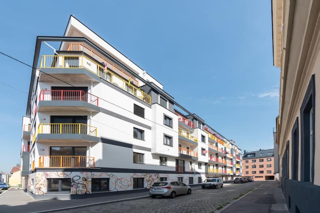 Neu und hell in zentraler Ruhelage mit Parkplatz