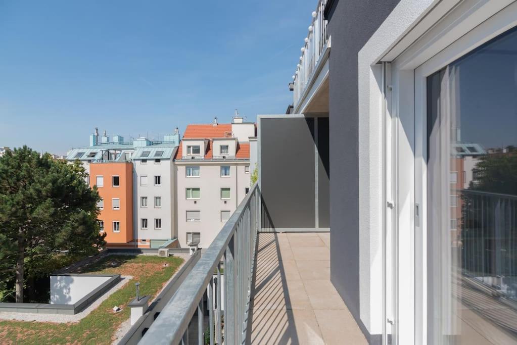 Neu und hell in zentraler Ruhelage mit Parkplatz