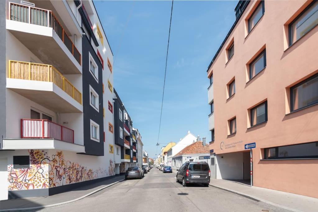 Neu und hell in zentraler Ruhelage mit Parkplatz