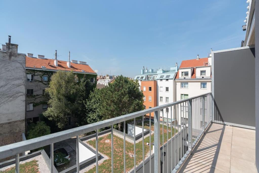 Neu und hell in zentraler Ruhelage mit Parkplatz