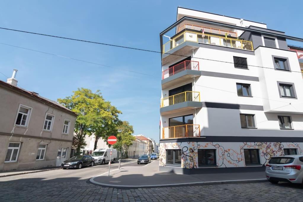 Neu und hell in zentraler Ruhelage mit Parkplatz
