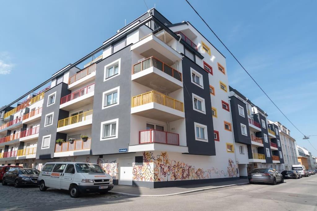 Neu und hell in zentraler Ruhelage mit Parkplatz