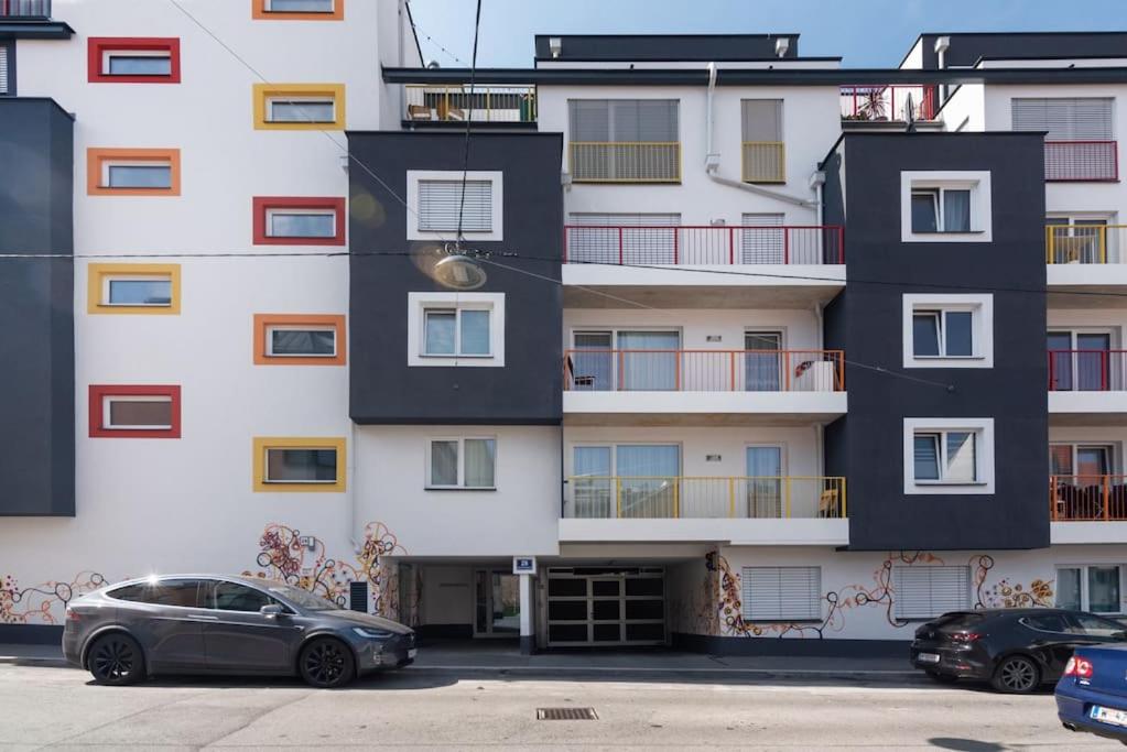 Neu und hell in zentraler Ruhelage mit Parkplatz