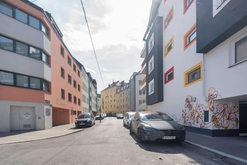 Neu und hell in zentraler Ruhelage mit Parkplatz