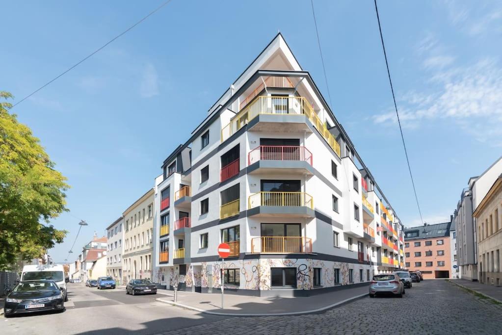 Neu und hell in zentraler Ruhelage mit Parkplatz