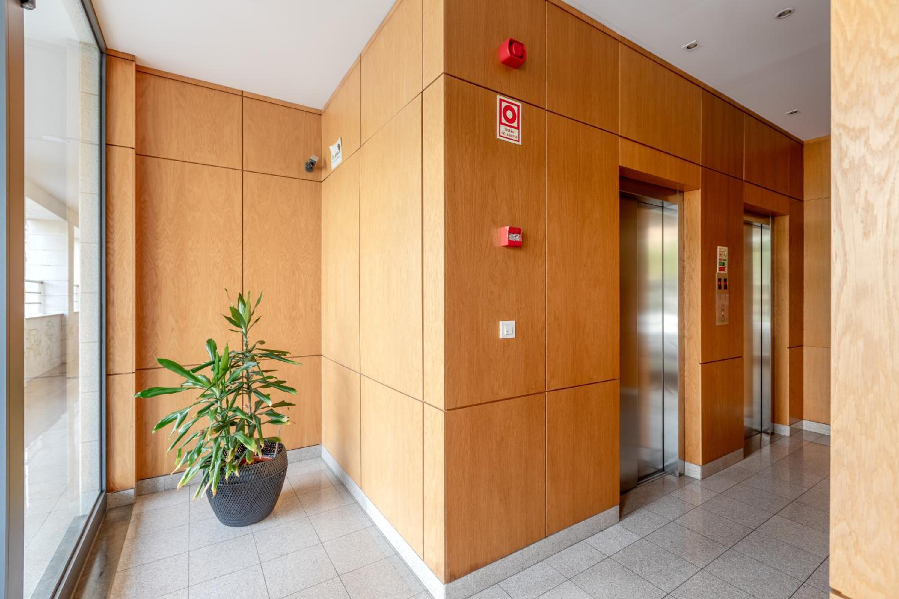 Modern 2 bedroom apt 20 min from city center - Image 4