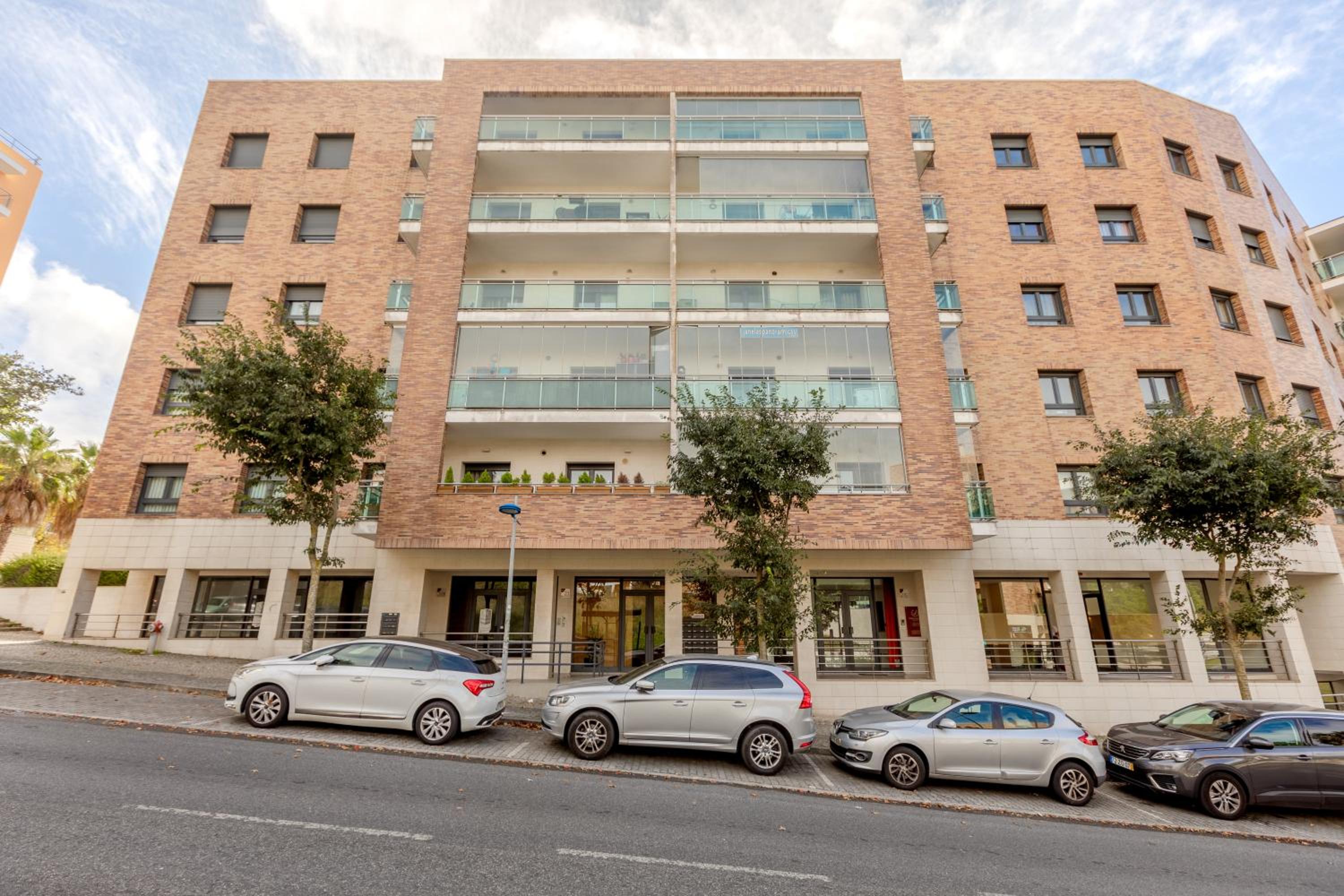 Modern 2 bedroom apt 20 min from city center - Image 1