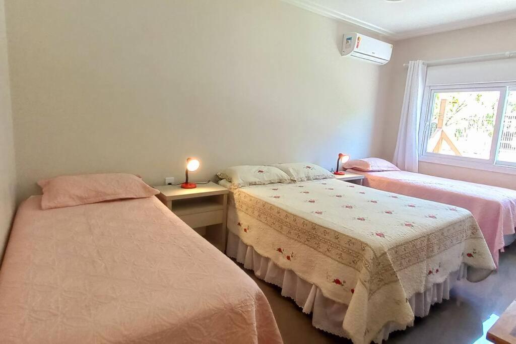 Casa Com Três Dormitórios Pertinho Do Mar Em Capão Da Canoa