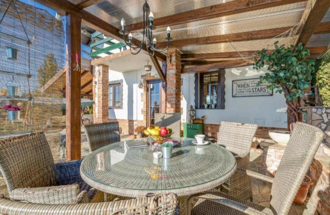 Amazing Milk and Honey cottage with hill views