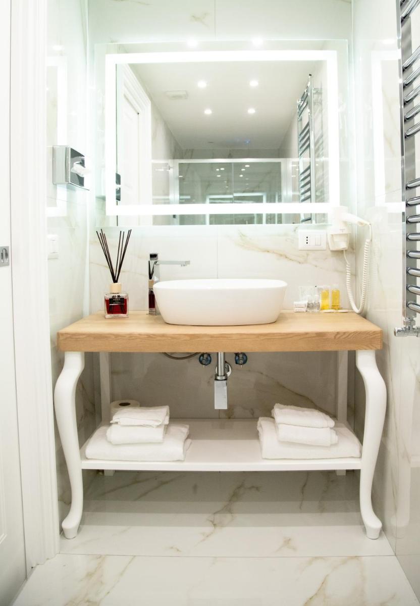 Gentile Suite Centro Storico en Naples — bathroom