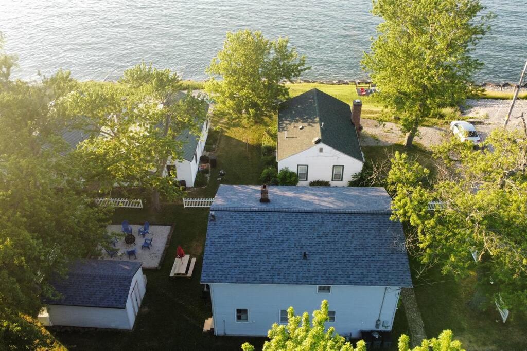 5 Bedroom Lakeside Home Sleeps 12 - Shared Lake Access, Large Yard, Central Air, Fire Pit, Horseshoes & More! view 2