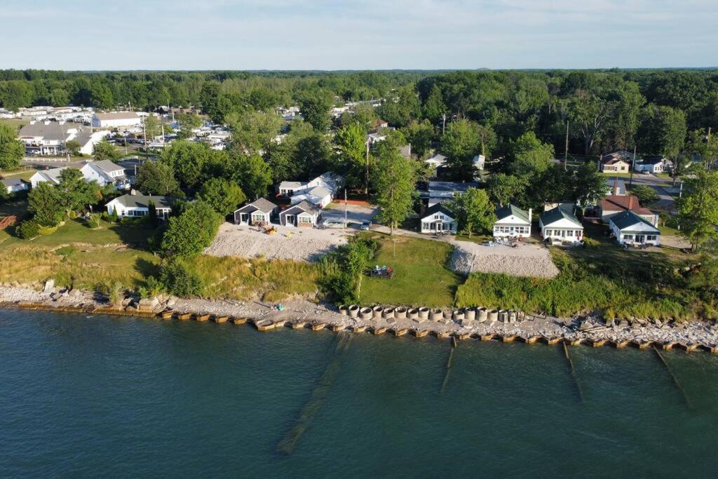 5 Bedroom Lakeside Home Sleeps 12 - Shared Lake Access, Large Yard, Central Air, Fire Pit, Horseshoes & More! view 5