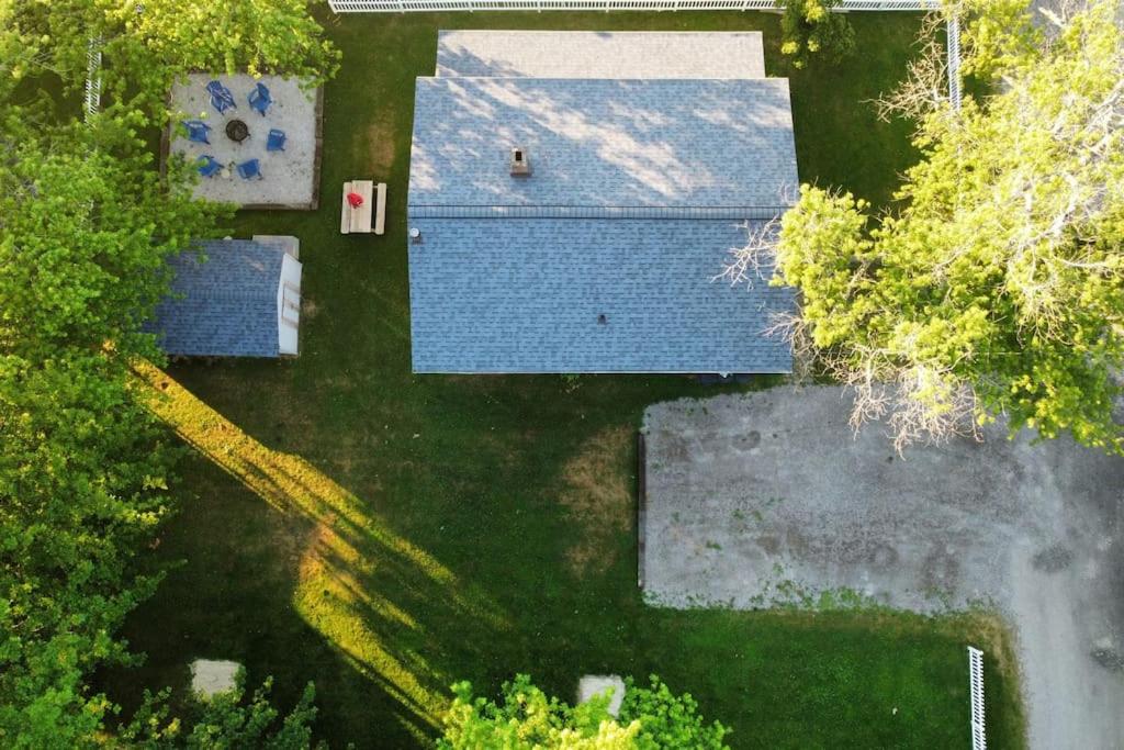 5 Bedroom Lakeside Home Sleeps 12 - Shared Lake Access, Large Yard, Central Air, Fire Pit, Horseshoes & More! view 3