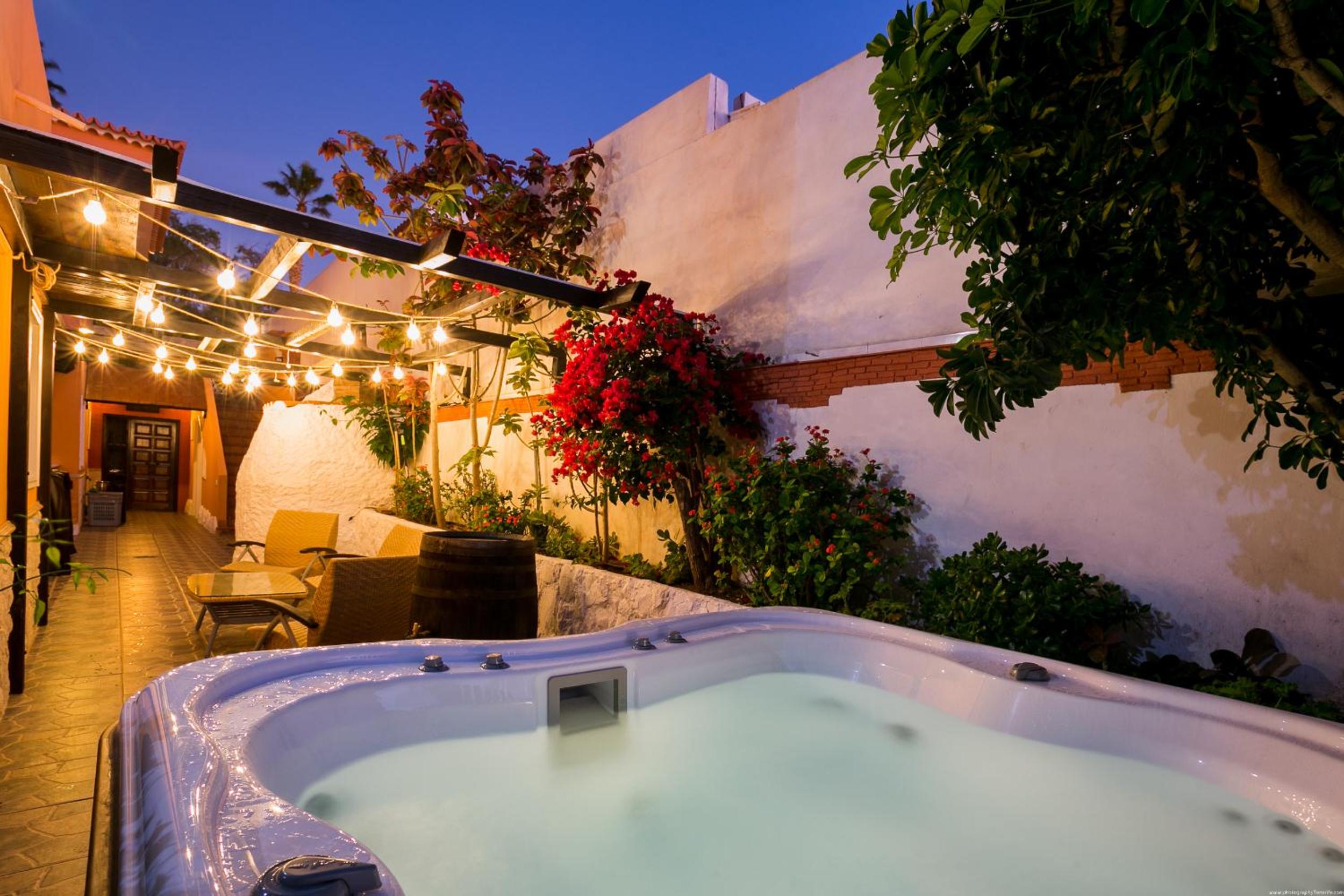 Hotel True Canarian 6 bedrooms villa with hot tub - Image 1