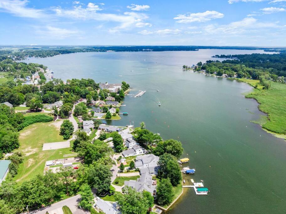 Adorable Wawasee Cottage in Oakwood Park view 3