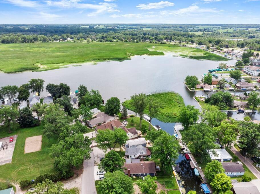 Adorable Wawasee Cottage in Oakwood Park view 5